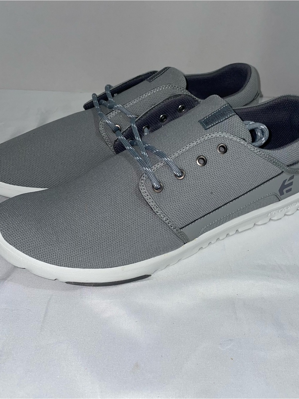 Etnies Scout Grey Canvas Low-Top Sneakers with White Sole